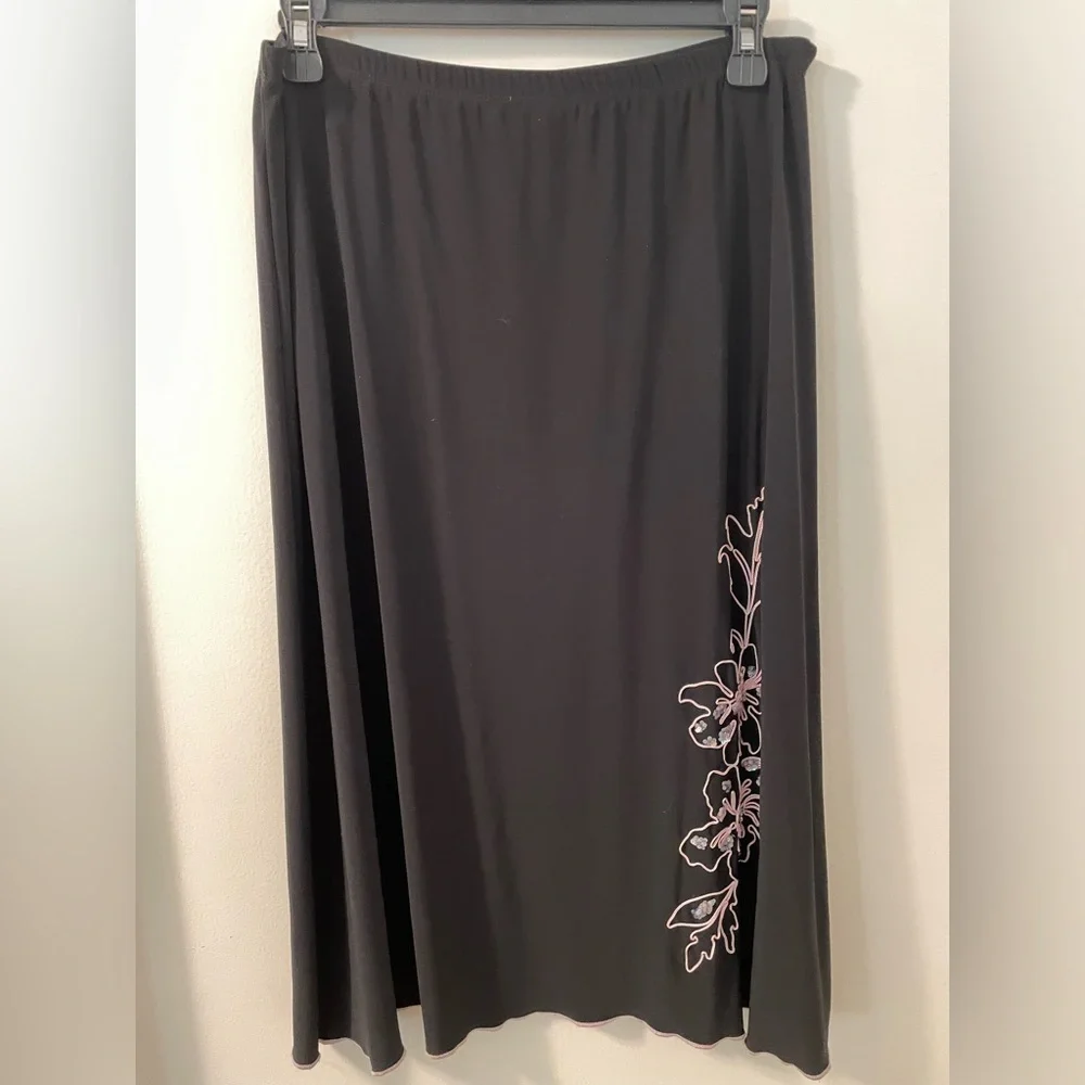 Vintage Y2K Susan Lawrence Black Skirt with pink piping and floral detail. Sz L
